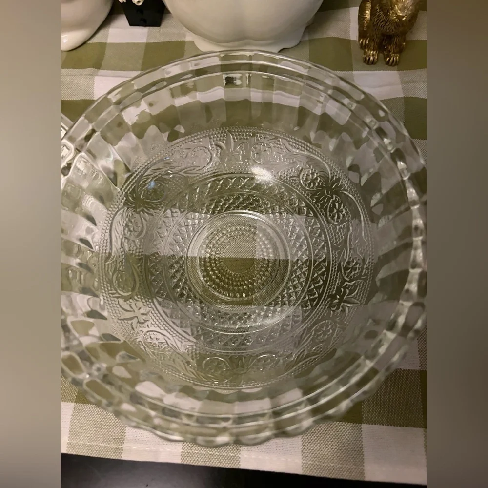 Vintage 1980s KIG Malaysia Fleur-de-lis glass candy/trinket/body powder dish